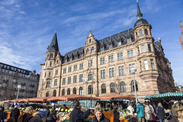 Menschen genießen den Markt auf dem zentralen Marktplatz in Wiesbaden — Stockfoto