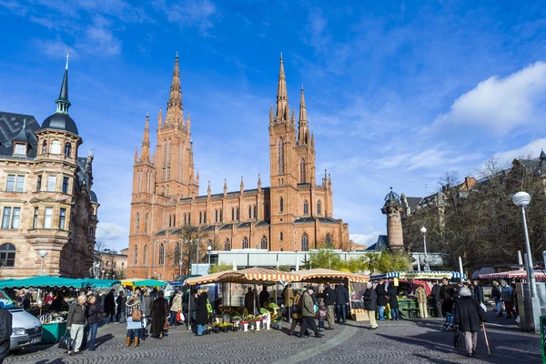 Insanlar wiesbaden merkezi pazar yerinde Pazar keyfini çıkarın. — Stok fotoğraf