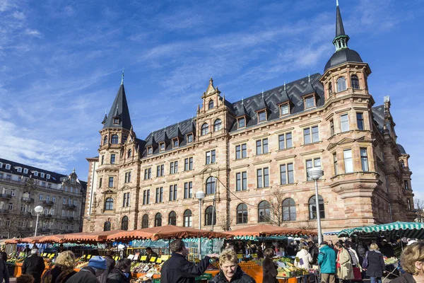 Menschen genießen den Markt auf dem zentralen Marktplatz in Wiesbaden — Stockfoto