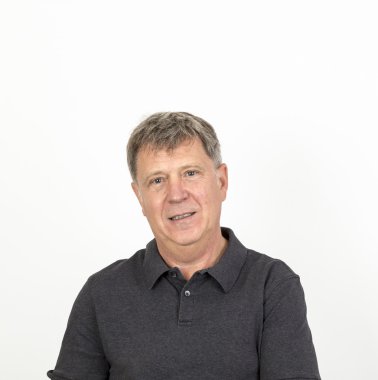dost gülümseyen adam 