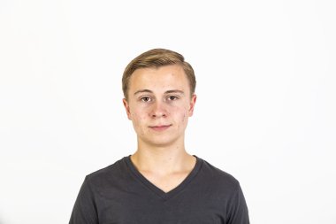 Kameraya bakarak yakışıklı genç çocuk 