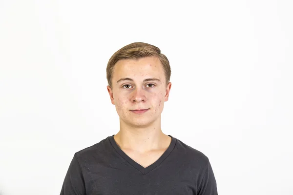 Schöner Teenager, der in die Kamera schaut — Stockfoto