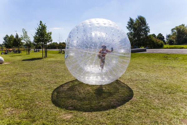 Dziecko ma zabawy w Kula zorbing — Zdjęcie stockowe