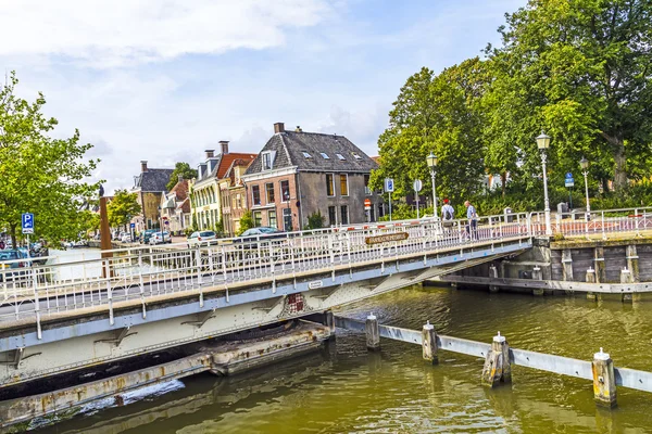 Lidé na mostě v harlingen, Nizozemsko — Stock fotografie