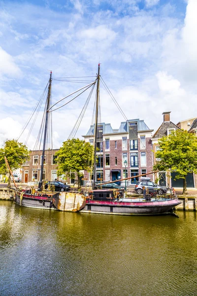 Boats in a canal in Harlingen — Stock Photo, Image