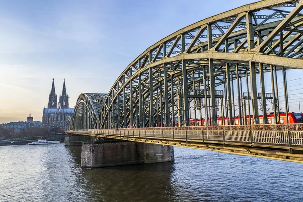 Dom van Keulen en skyline, Duitsland — Stockfoto