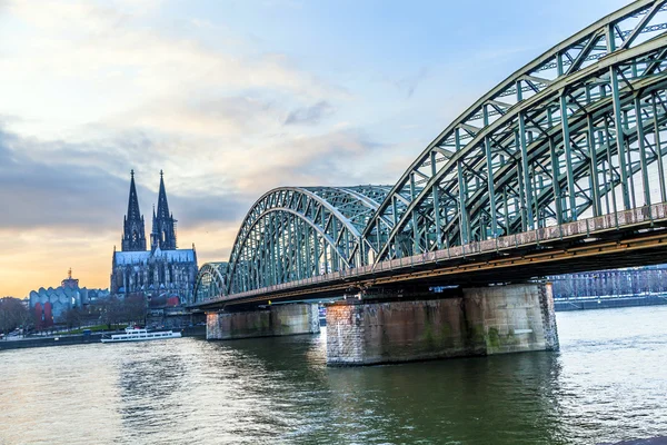 Dom van Keulen en skyline, Duitsland — Stockfoto