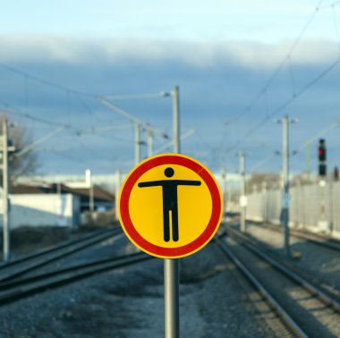 tren istasyonunda izinsiz işareti dikkat