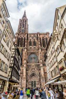 insanlar bizim hanımın Strazburg Katedrali'ne ziyaret edin.