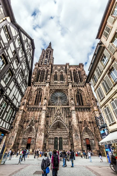 Pessoas visitam Catedral de Nossa Senhora em Estrasburgo — Fotografia de Stock