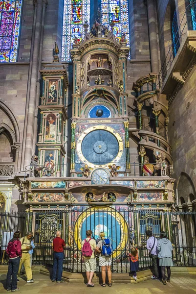 People admire the astronomical clock in the Cathedral of Strasbo — Stock Photo, Image