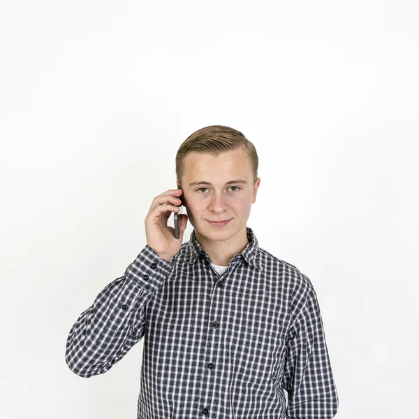 Junge benutzt sein Handy — Stockfoto