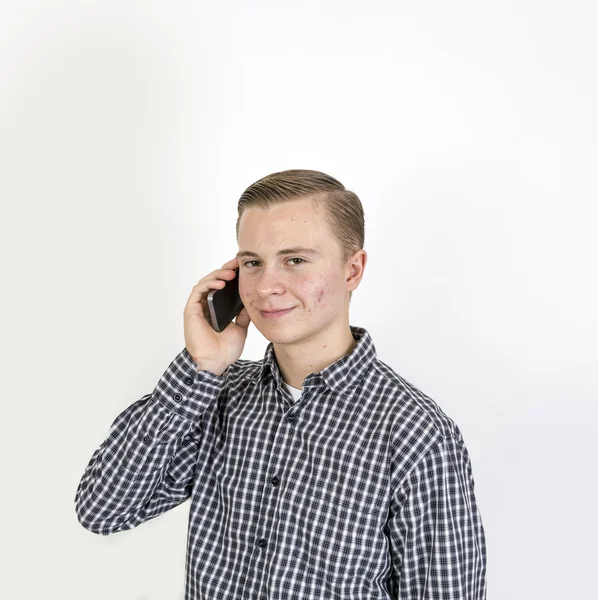 Intelligens mosolygó fiú használja mobil telefonját — Stock Fotó