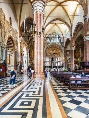 basilica di san zeno Verona içinde insanlar