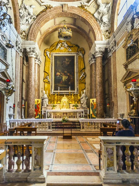 在维罗纳的迪圣芝诺大教堂里面的人 — 图库照片
