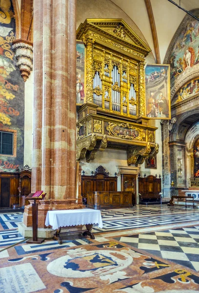 Inside the basilica di San Zeno in Verona — Stock Photo, Image