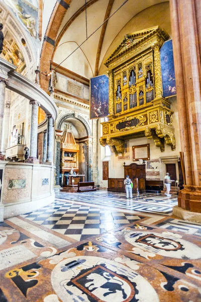 People inside the basilica di San Zeno in Verona — Stock Photo, Image