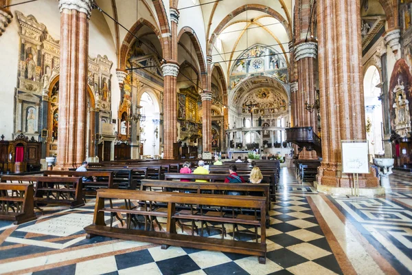 Ludzie wewnątrz basilica di san zeno w Weronie — Zdjęcie stockowe