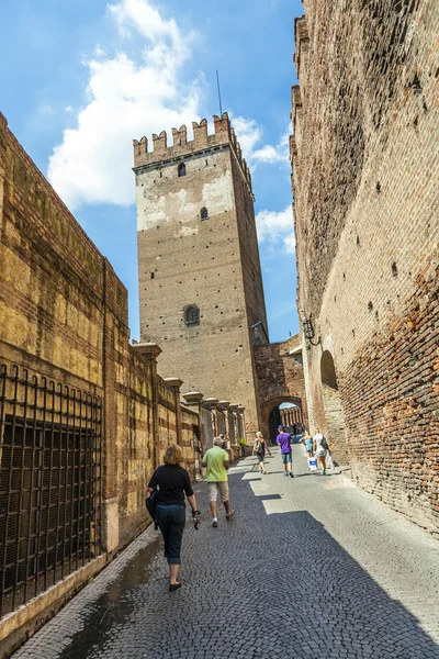 Menschen besuchen castelveggio in verona — Stockfoto