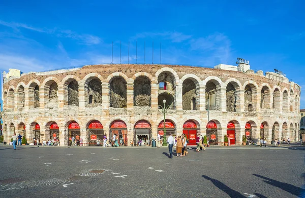 Pessoas na arena de Verona — Fotografia de Stock