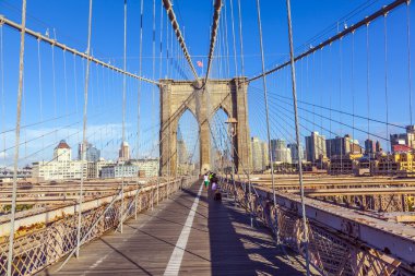 insanlar new York'ta brooklyn köprüsünde