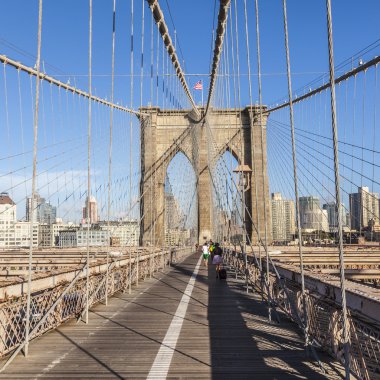 insanlar new York'ta brooklyn köprüsünde