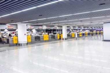 insanlar akşam havaalanında