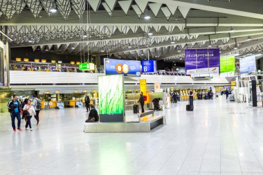 insanlar akşam havaalanında