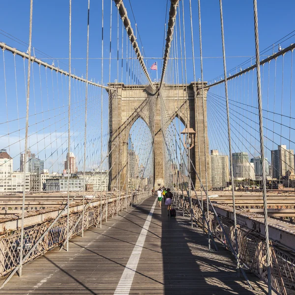 Människor på brooklyn bridge i new york — Stockfoto