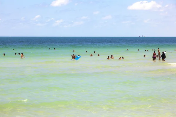 Lidé enyoy na pláži a koupání v south beach — Stock fotografie