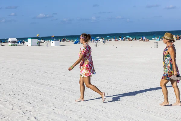 La gente al final de la tarde va a salir de la playa — Foto de Stock