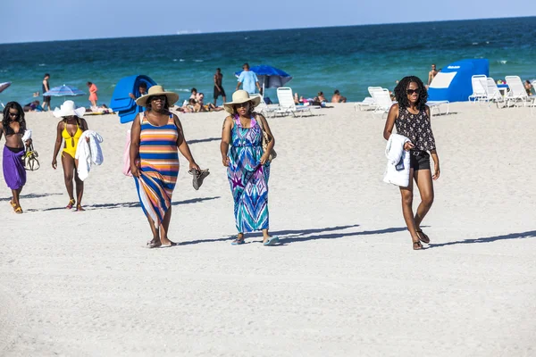 Människor i sena eftermiddagen kommer att lämna stranden — Stockfoto