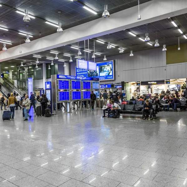 People at the Airport in the evening — Stock Photo, Image