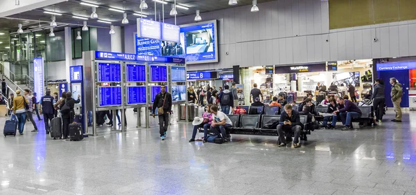 People at the Airport in the evening — Stock Photo, Image