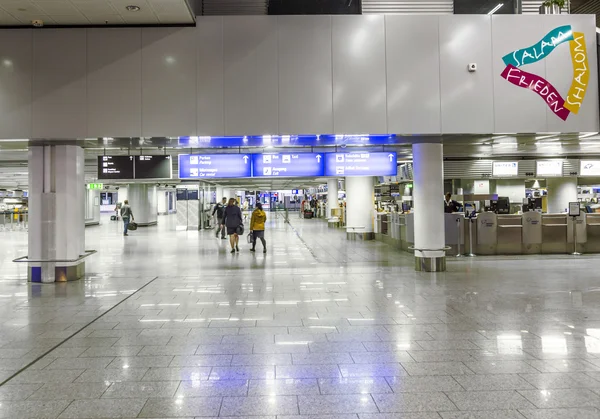 Menschen am Flughafen am Abend — Stockfoto