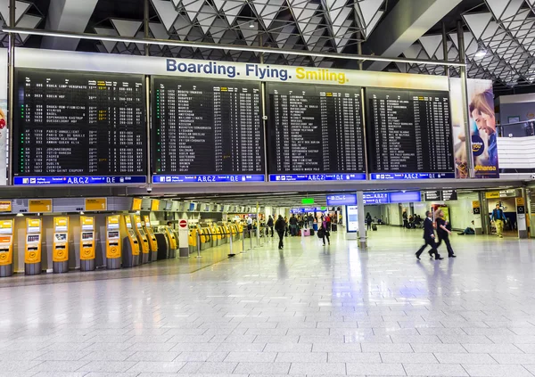 Folk på flygplatsen i kvällen — Stockfoto