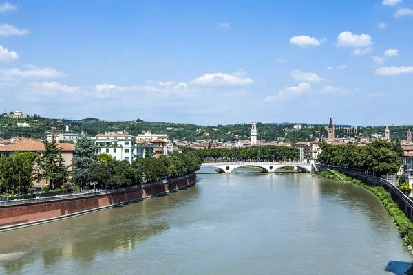 Viejo puente en Verona sobre el río Adigio - Castelvecchio — Foto de Stock