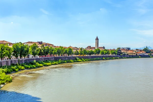 Visa Verona med floden adige — Stockfoto