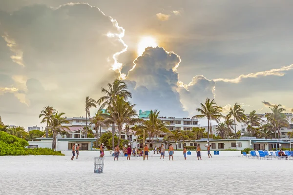 Mensen genieten van het spelen volleybal im miami — Stockfoto