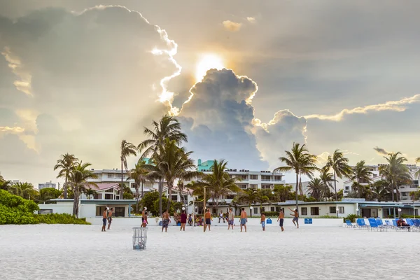 Les gens aiment jouer au volley-ball im Miami — Photo