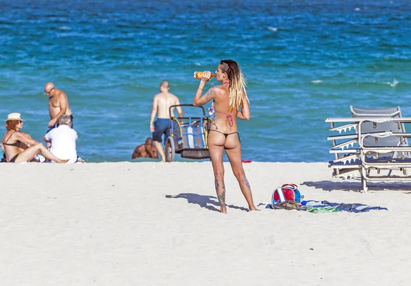 Mensen genieten van het prachtige strand van south beach, miami — Stockfoto