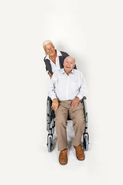 Glad äldre par med mannen i rullstol — Stockfoto
