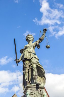 fr roemerberg meydanında Justitia (adalet) heykel