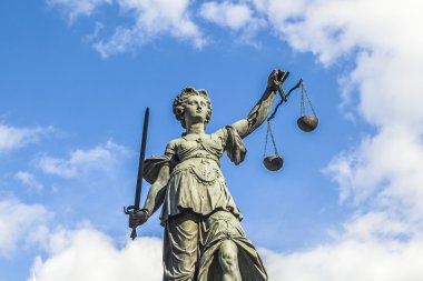 fr roemerberg meydanında Justitia (adalet) heykel