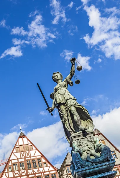 Justitia (Senhora Justiça) escultura na Praça Roemerberg em Pe. — Fotografia de Stock