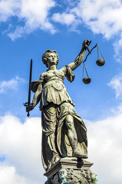 Justitia (Senhora Justiça) escultura na Praça Roemerberg em Pe. — Fotografia de Stock