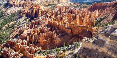 büyük kuleler uzağa erozyon bryce canyon Ulusal par tarafından oyulmuş.