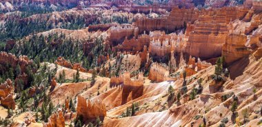 büyük kuleler uzağa erozyon bryce canyon Ulusal par tarafından oyulmuş.