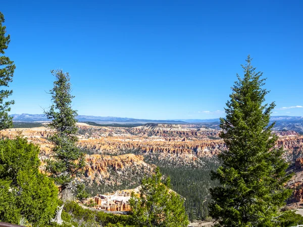 Grandes torres esculpidas pela erosão em Bryce Canyon National Par — Fotografia de Stock