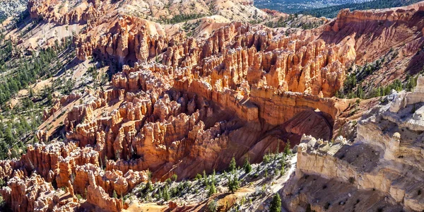 Große Kirchtürme, die durch Erosion in der Bryce Canyon National Par geschnitzt wurden — Stockfoto